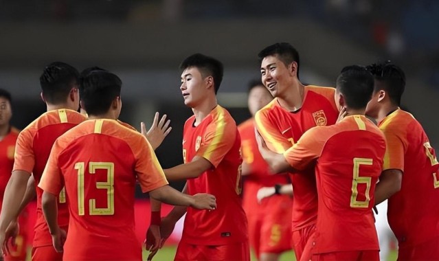 邵佳一刚带国足踢了一场热身赛，这两位锋霸就爆发，携手进两球