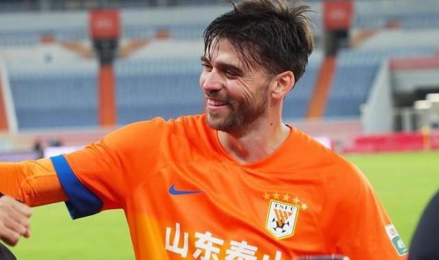 SPORTS-大连英博留队中锋仅用一场热身赛，就用进球征服球迷，值得期待