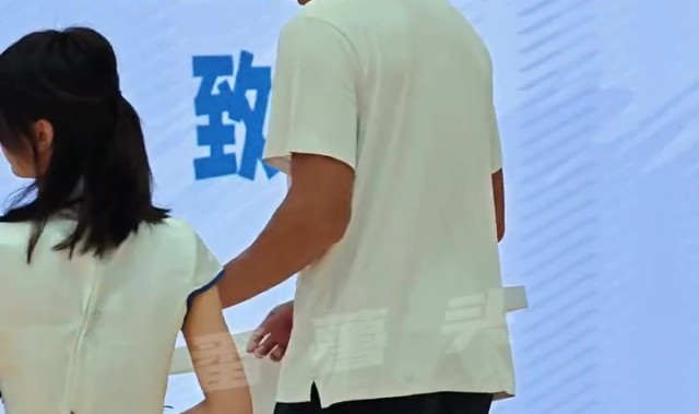 开云体育-好久不见！易建联现身深圳 出席旗下薪火阵营活动